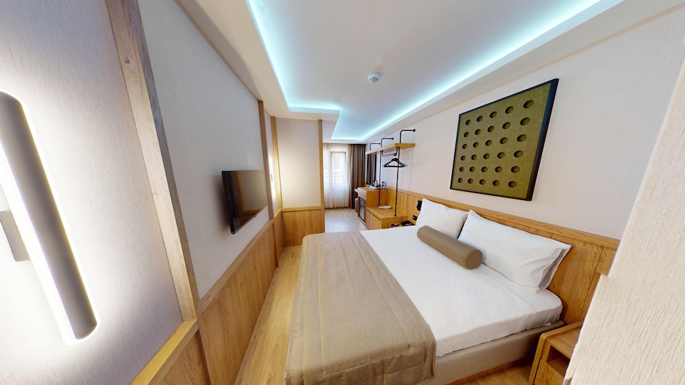 River Hotel 13