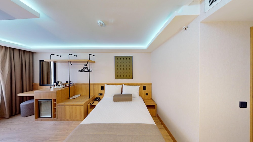 River Hotel 18