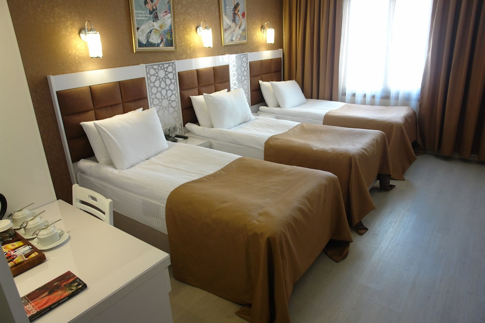 River Hotel 8