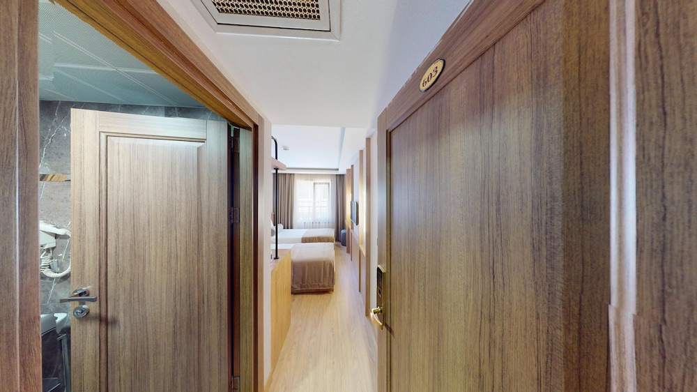 River Hotel 24