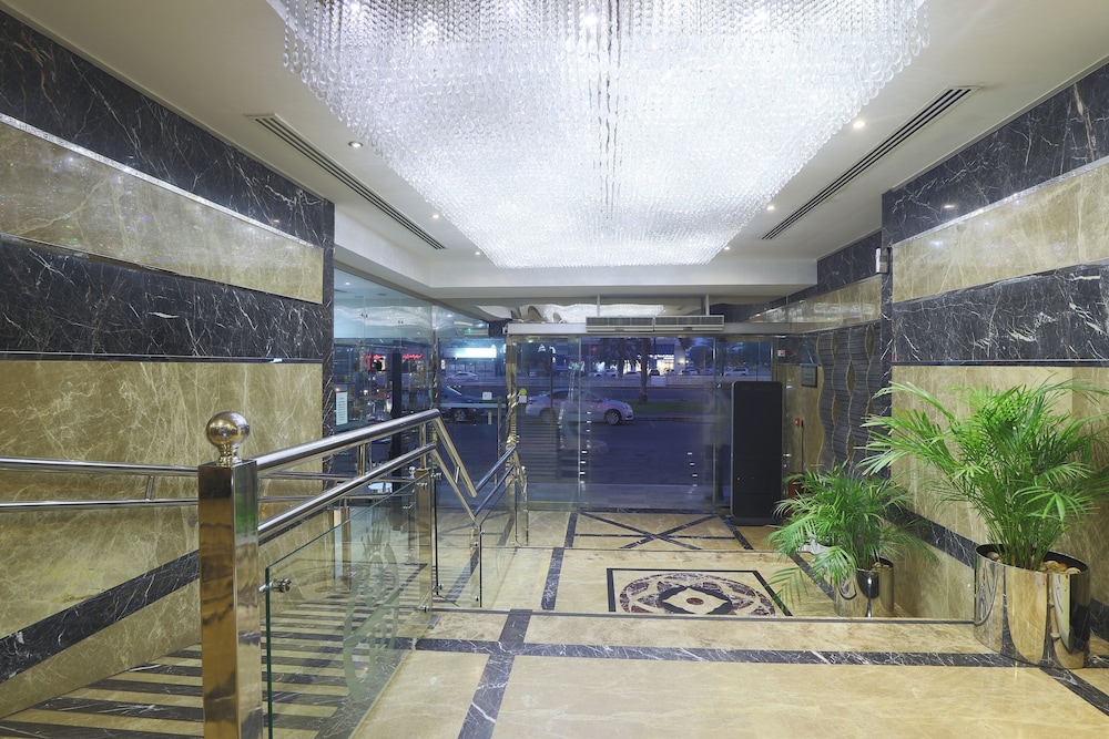 Capital O 325 Queen Palace Hotel 2
