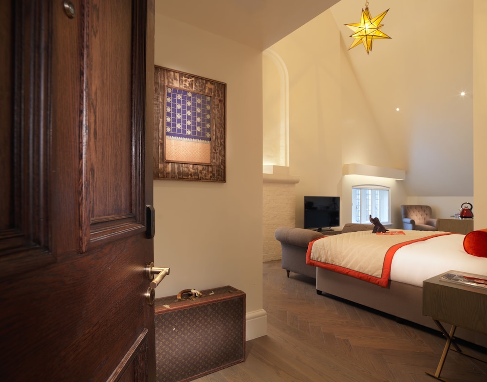 The Lalit London 15