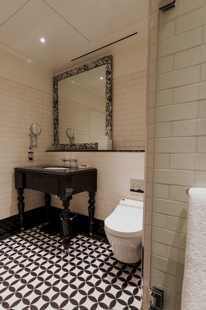 The Lalit London 9