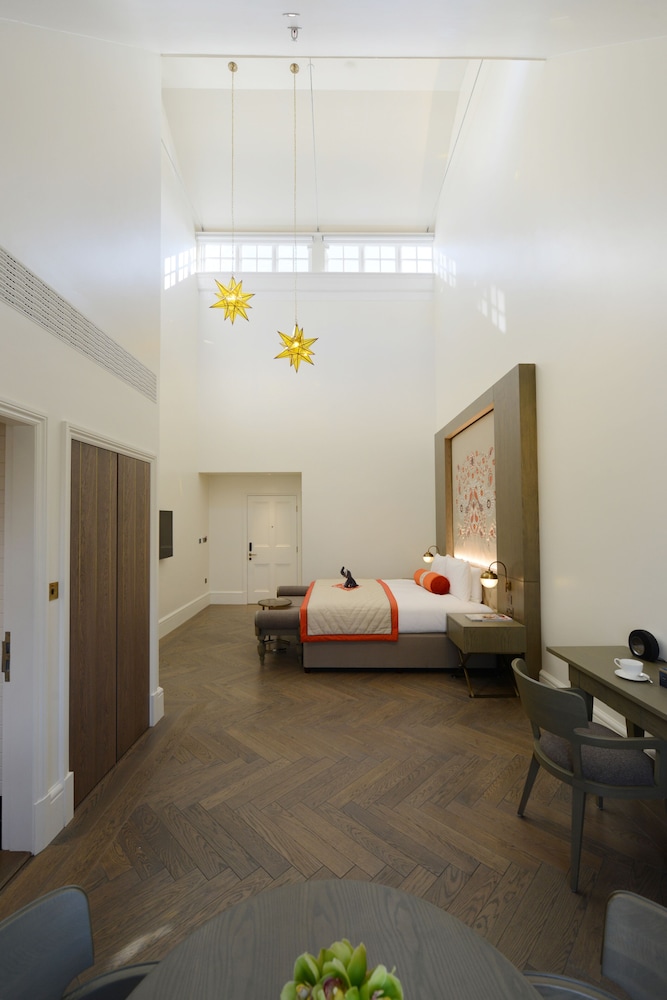 The Lalit London 17
