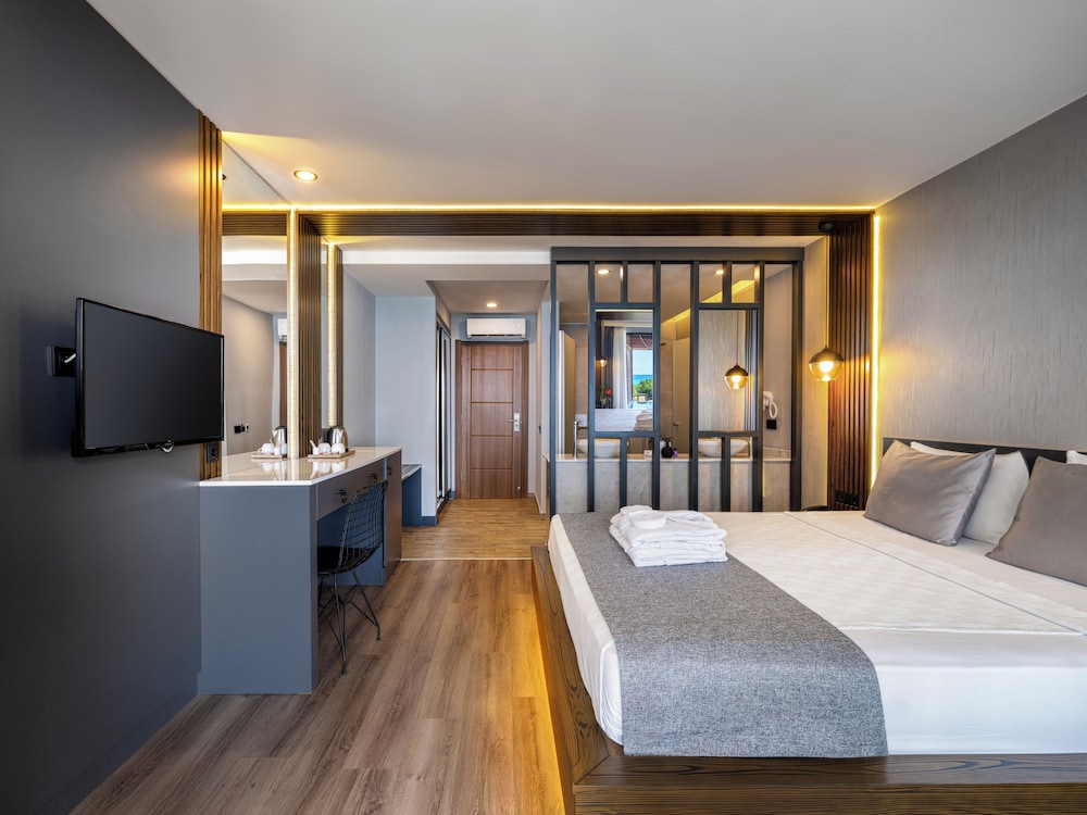 Adora Calma Beach Hotel 3