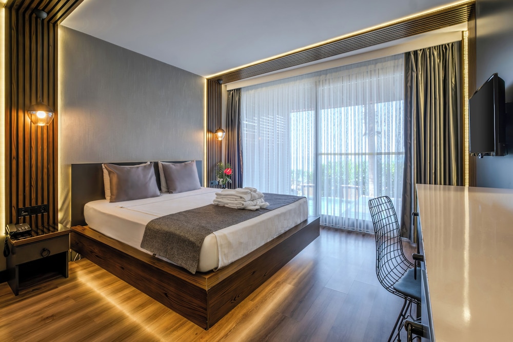 Adora Calma Beach Hotel 4
