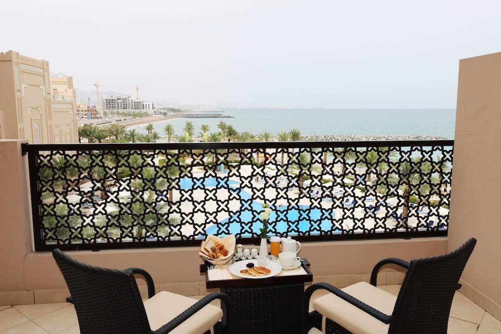 Al Bahar Hotel & Resort 11