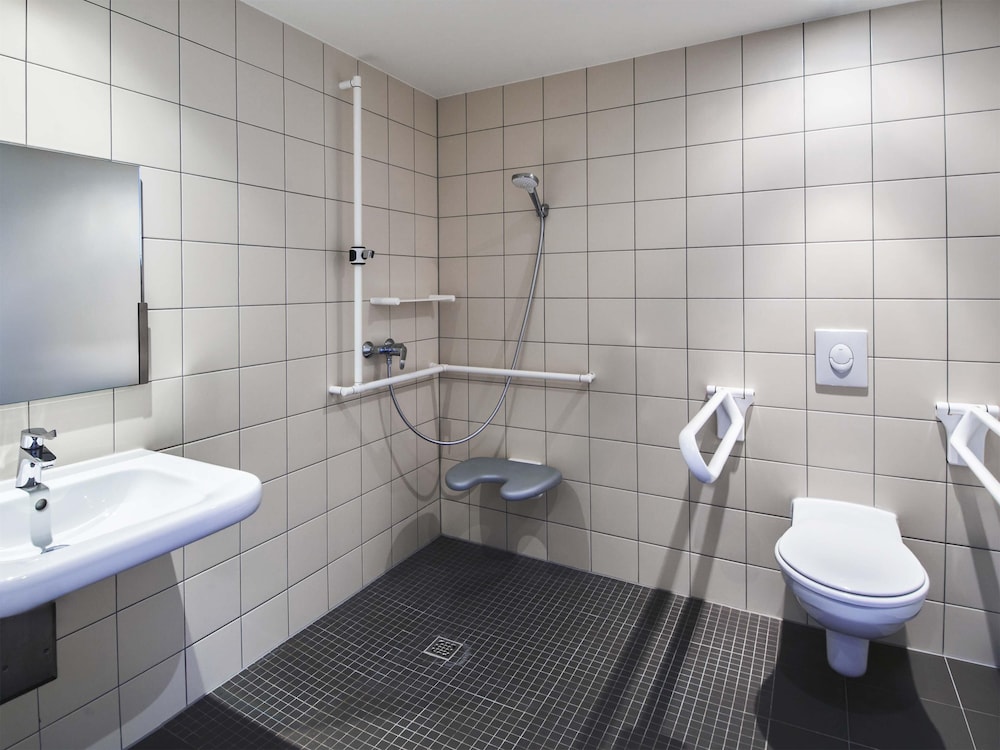 B&B HOTEL Frankfurt-Airport 18