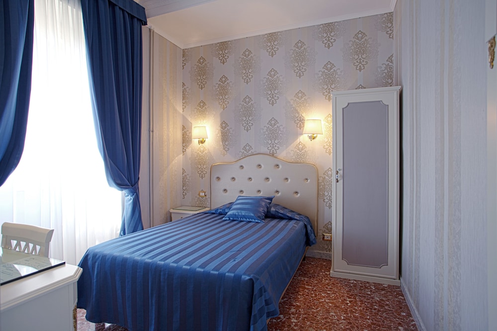 Navona Queen 18