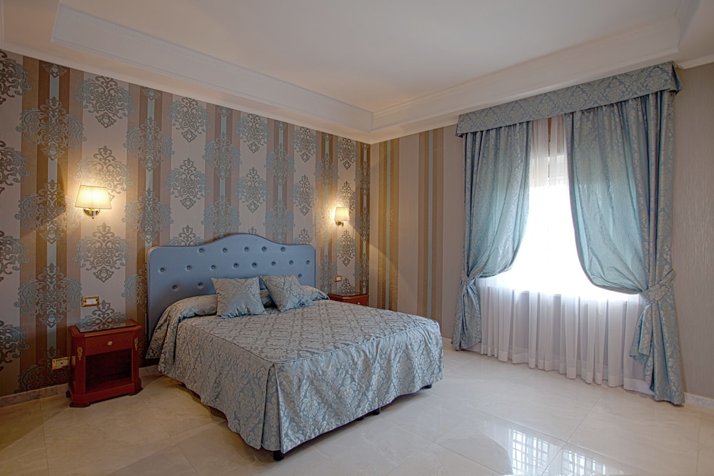 Navona Queen 16