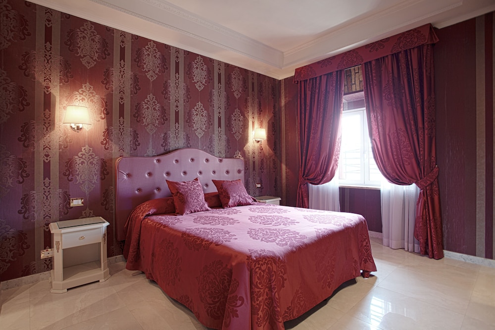 Navona Queen 4