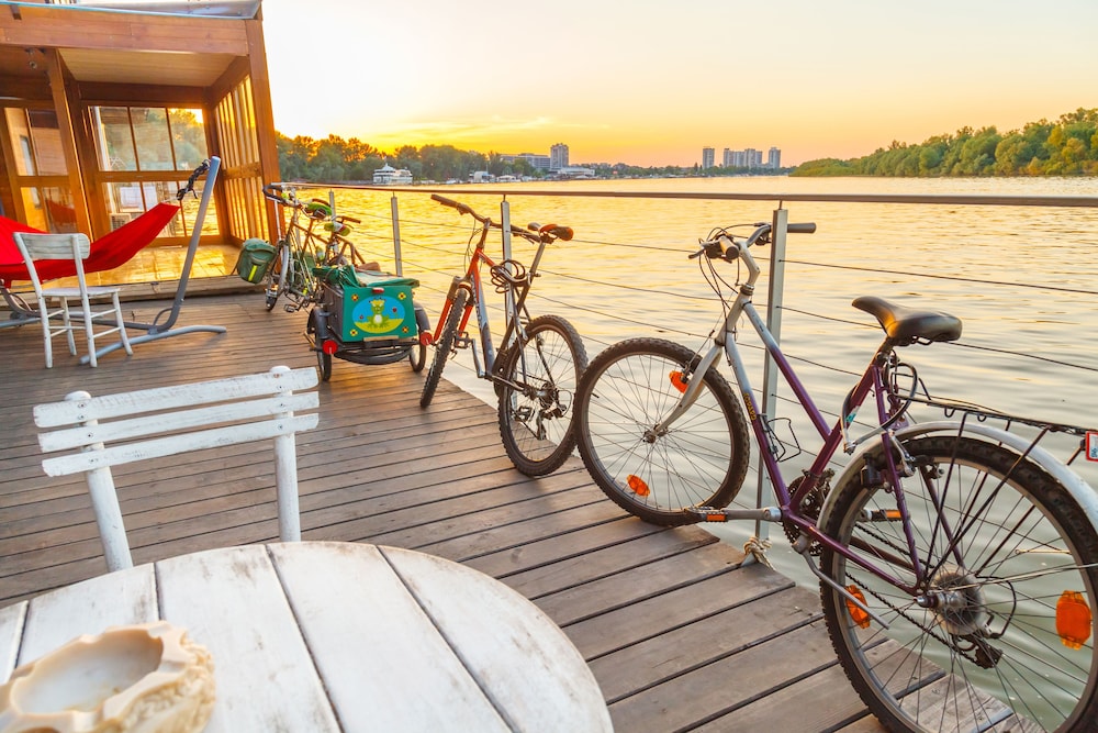 ArkaBarka Floating Hostel Belgrade 2