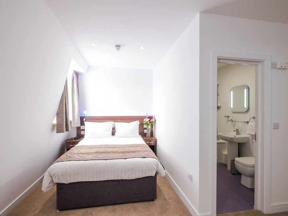 Signature Hotel London 4