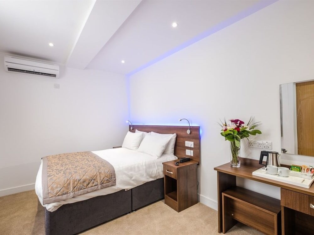 Signature Hotel London 11