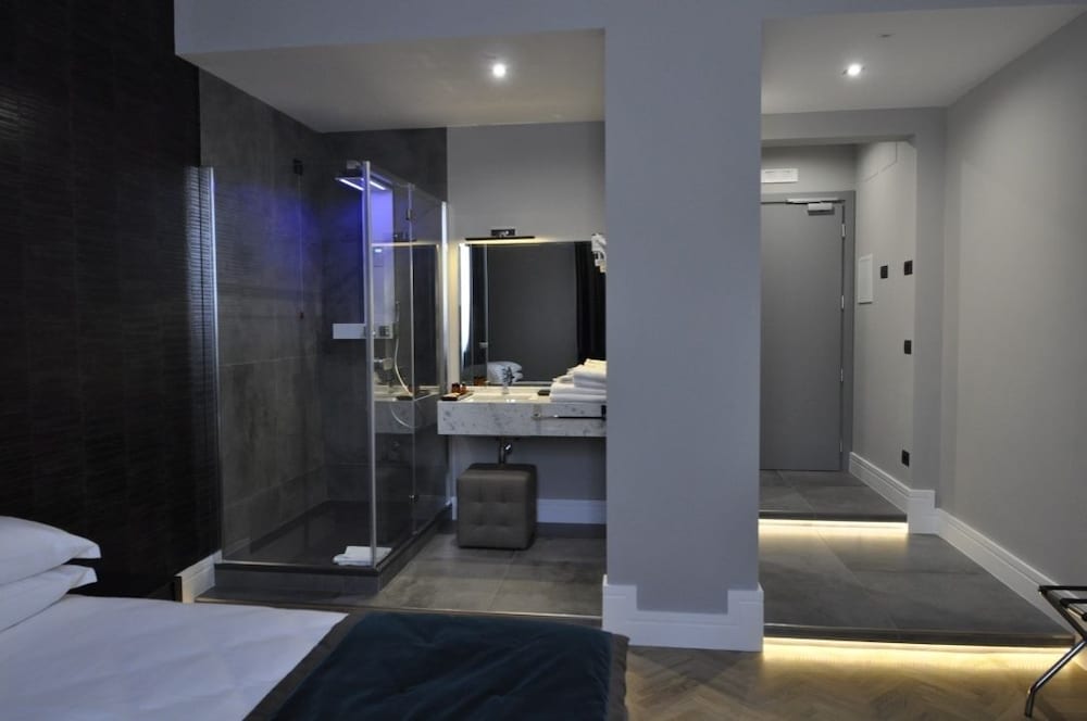 Place 24 Suites & Wellness 8