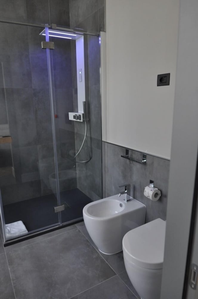 Place 24 Suites & Wellness 21