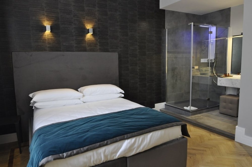 Place 24 Suites & Wellness 14