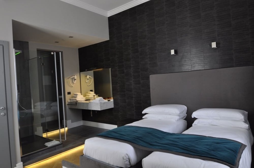 Place 24 Suites & Wellness 5
