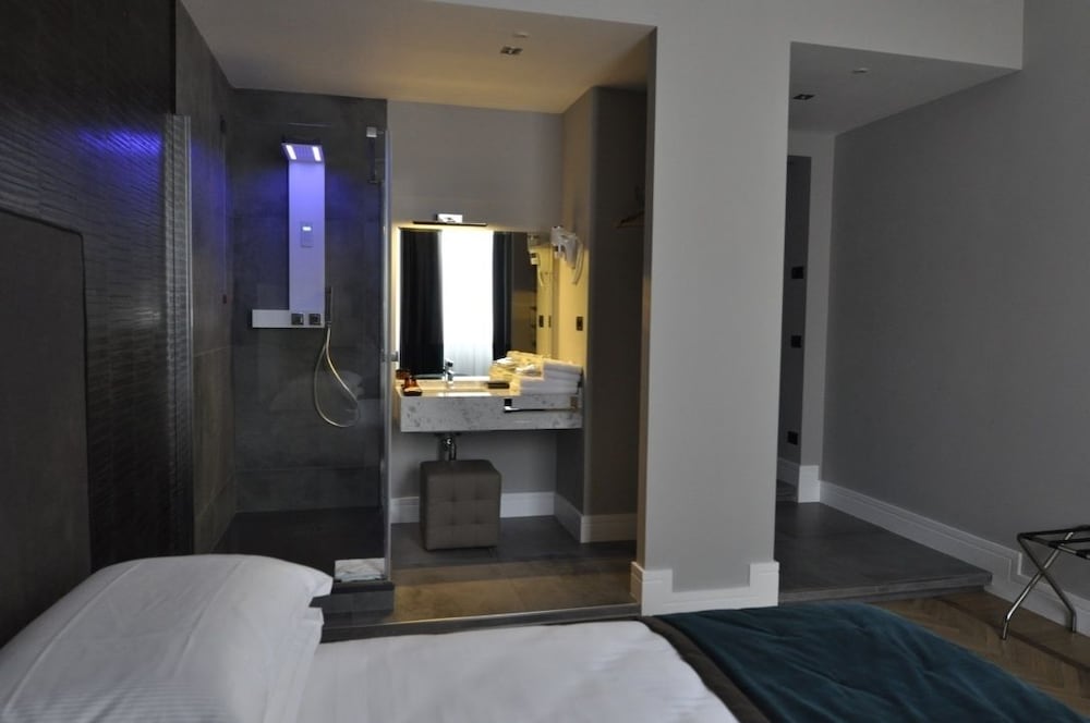 Place 24 Suites & Wellness 10