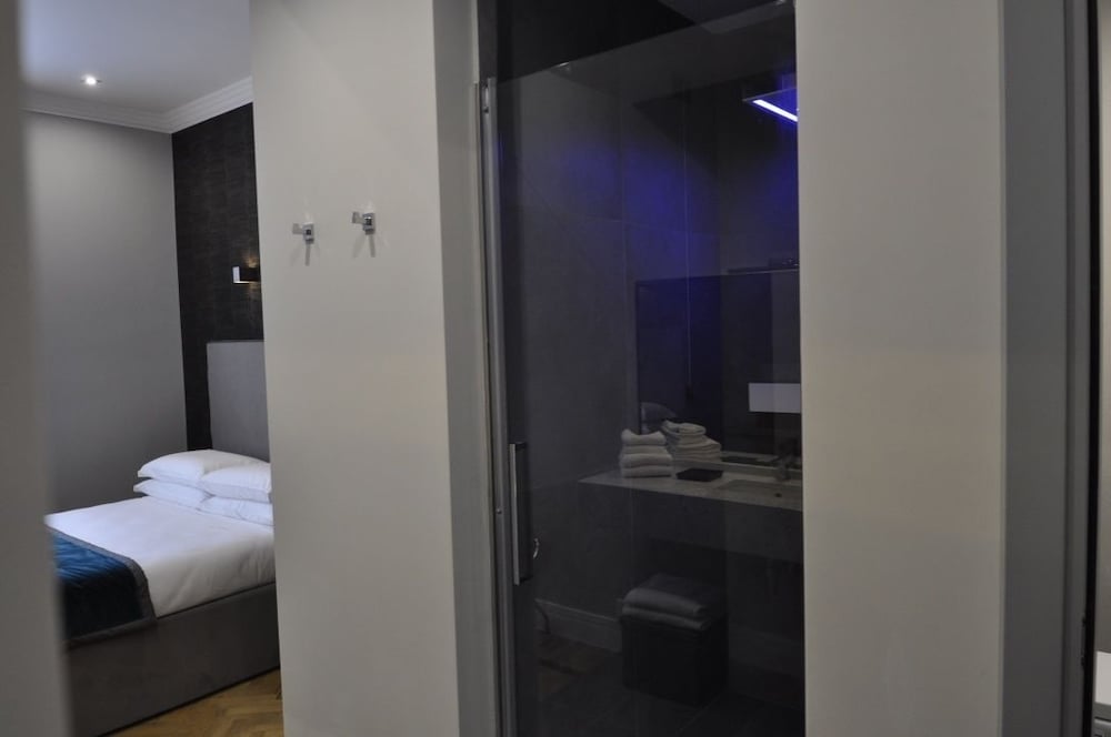 Place 24 Suites & Wellness 9