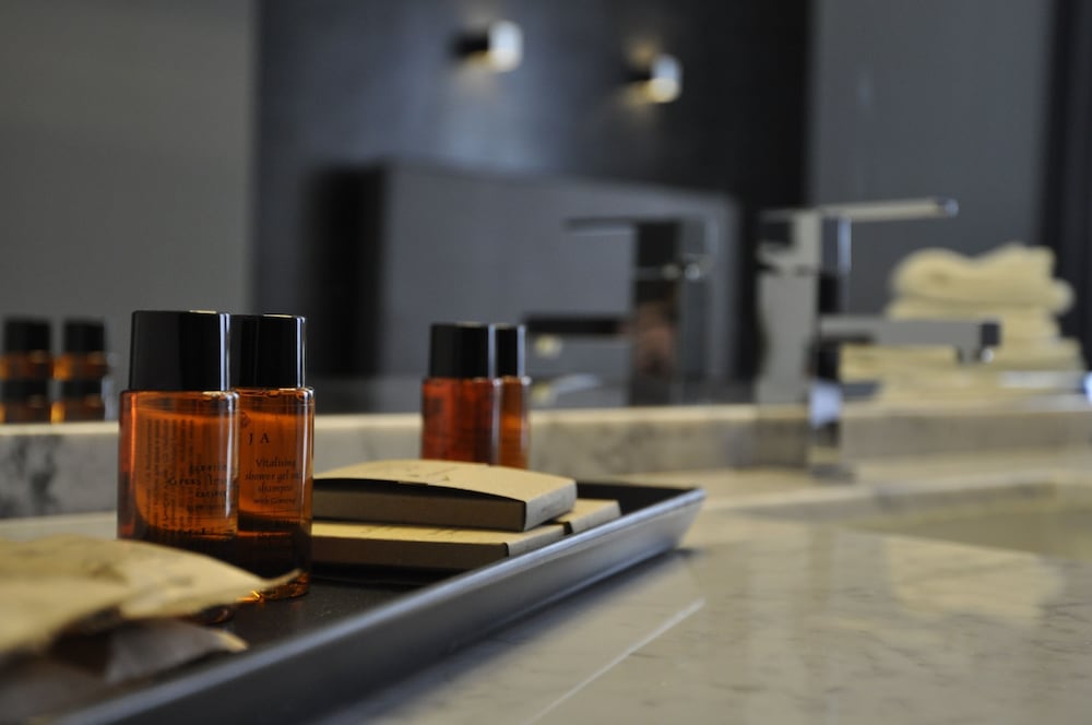 Place 24 Suites & Wellness 23