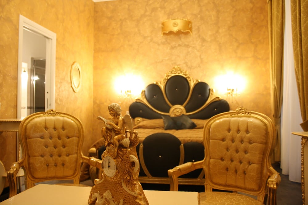Pope's Suites 17