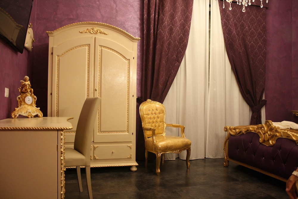 Pope's Suites 12