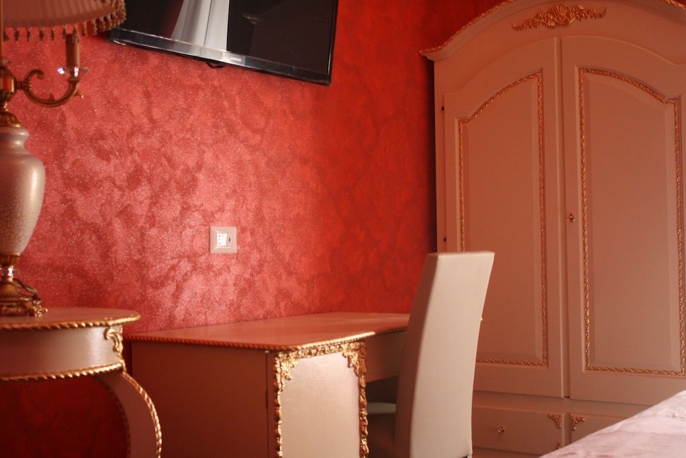 Pope's Suites 8