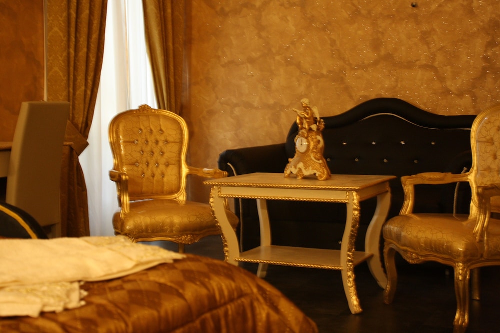 Pope's Suites 20