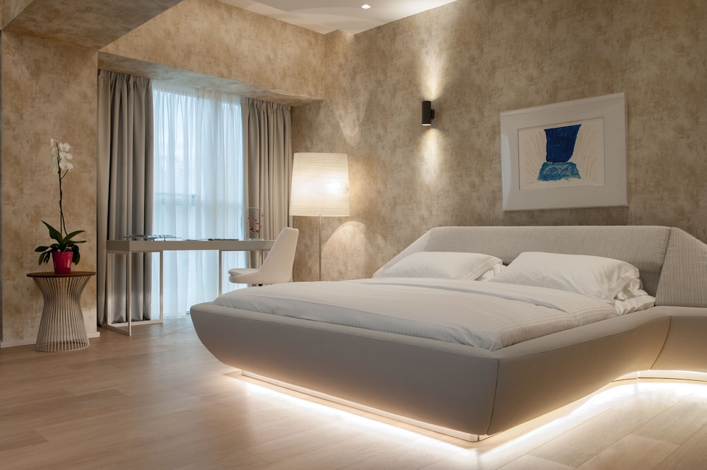 Athenaeum Grand Hotel 10