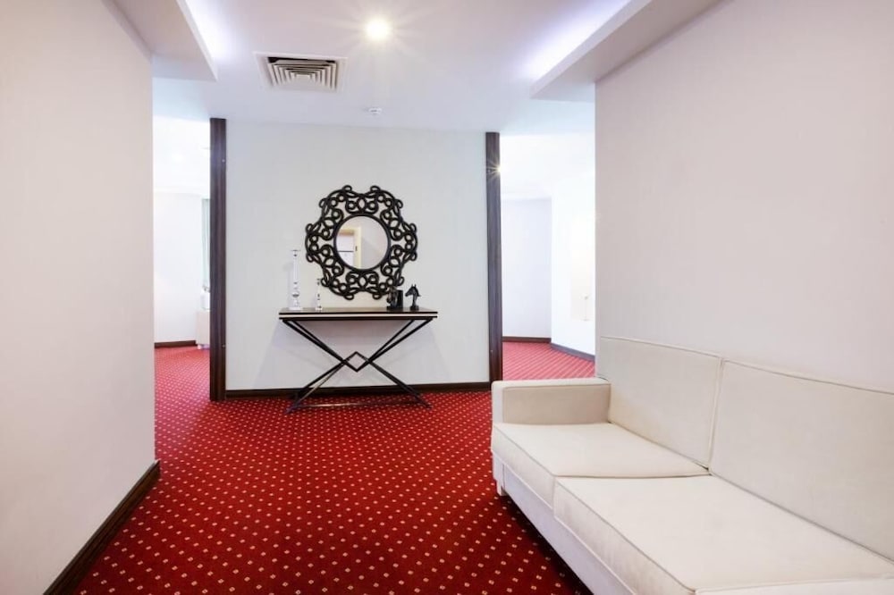 Sky Tower Hotel 21
