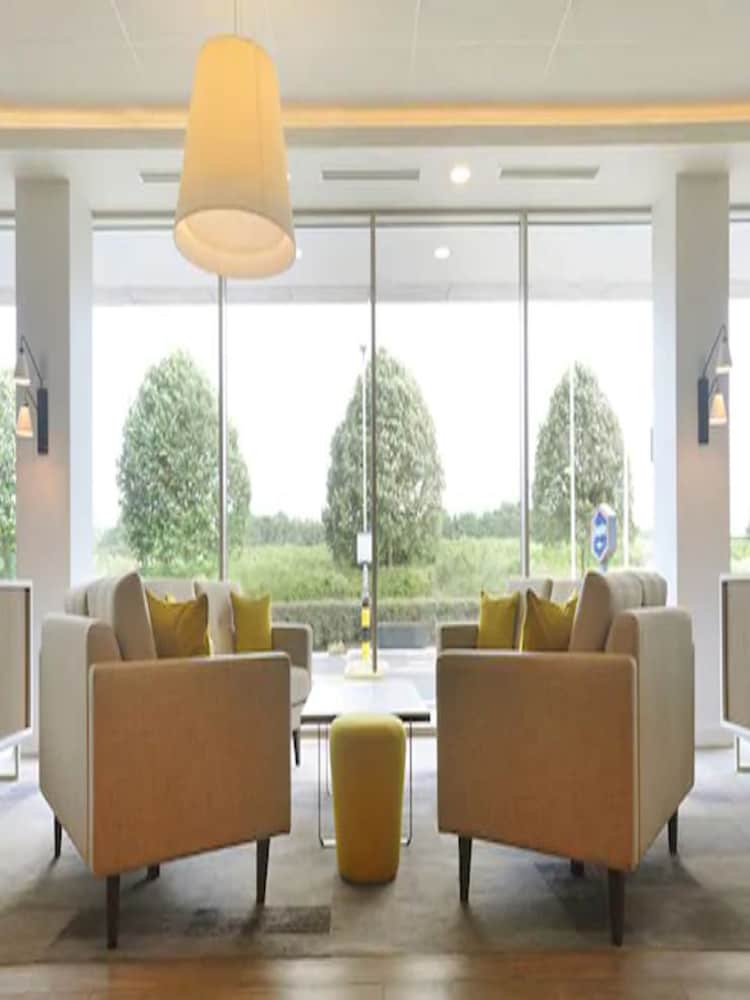 Hampton by Hilton London Stansted Airport 9