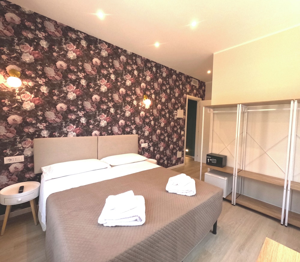 Aurelia Garden Rooms B&B 11
