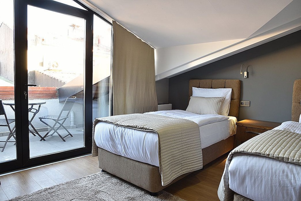 The Elegant Hotel 10