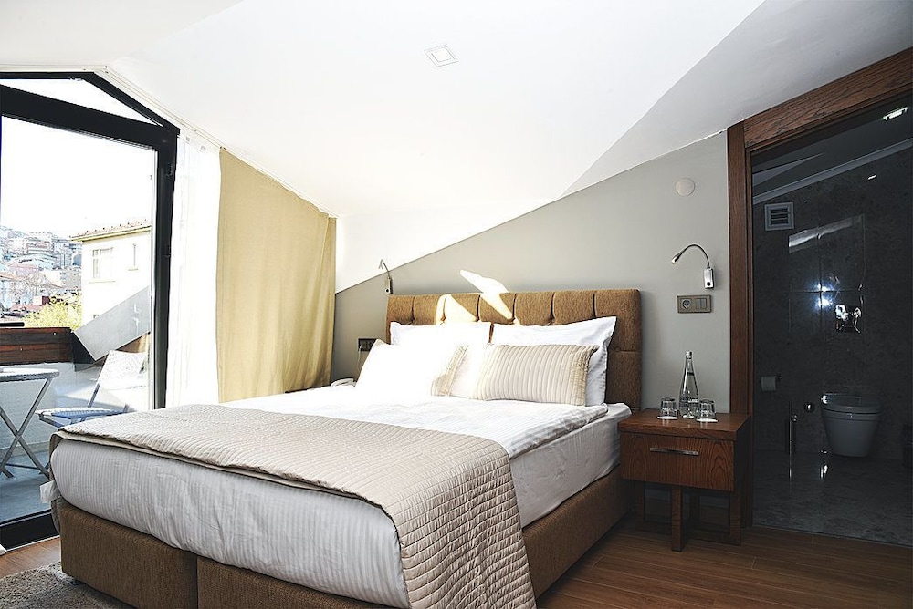 The Elegant Hotel 14