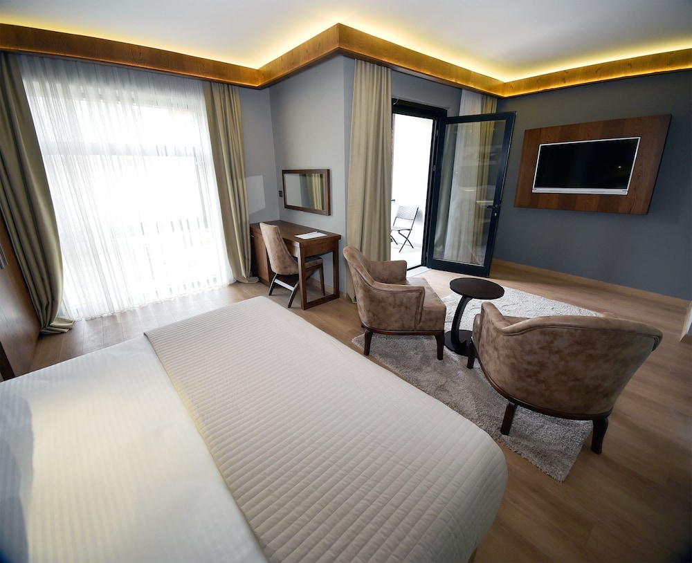 The Elegant Hotel 17