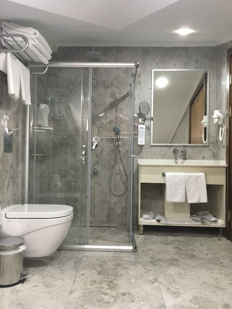 The Elegant Hotel 24