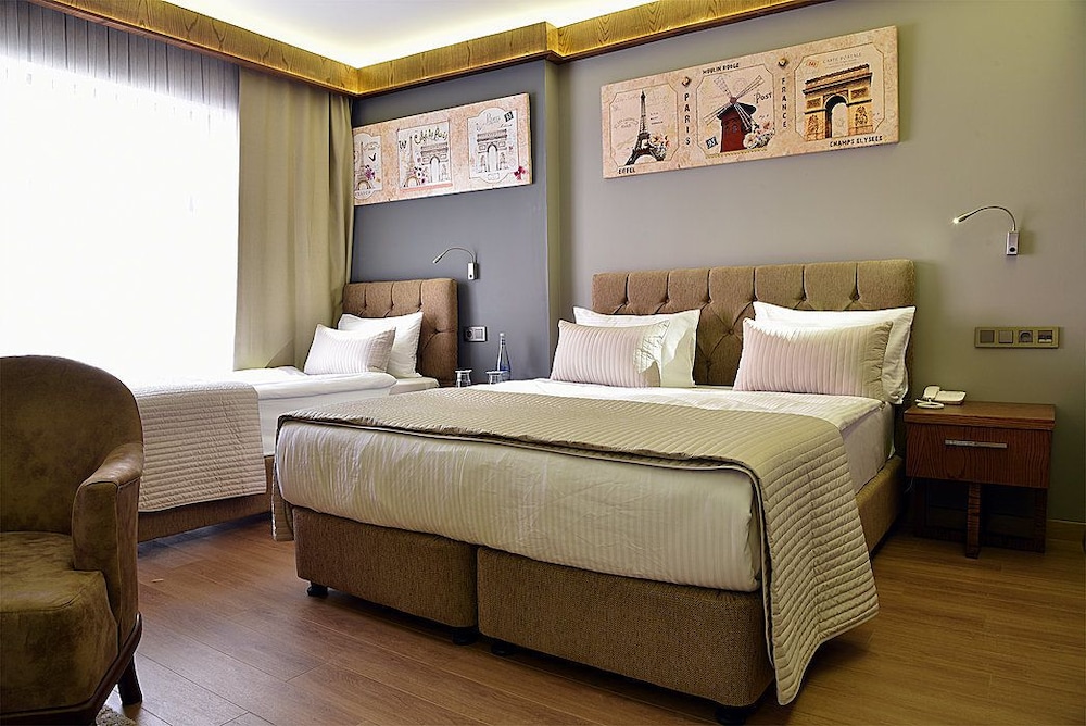 The Elegant Hotel 12