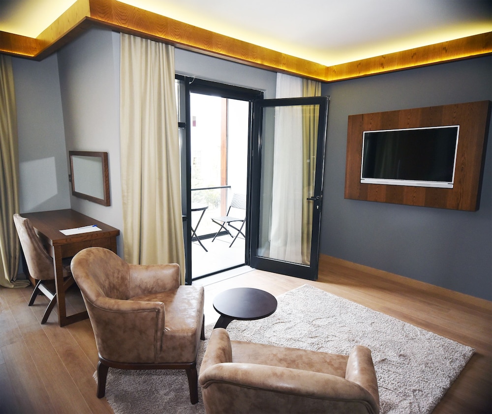 The Elegant Hotel 16