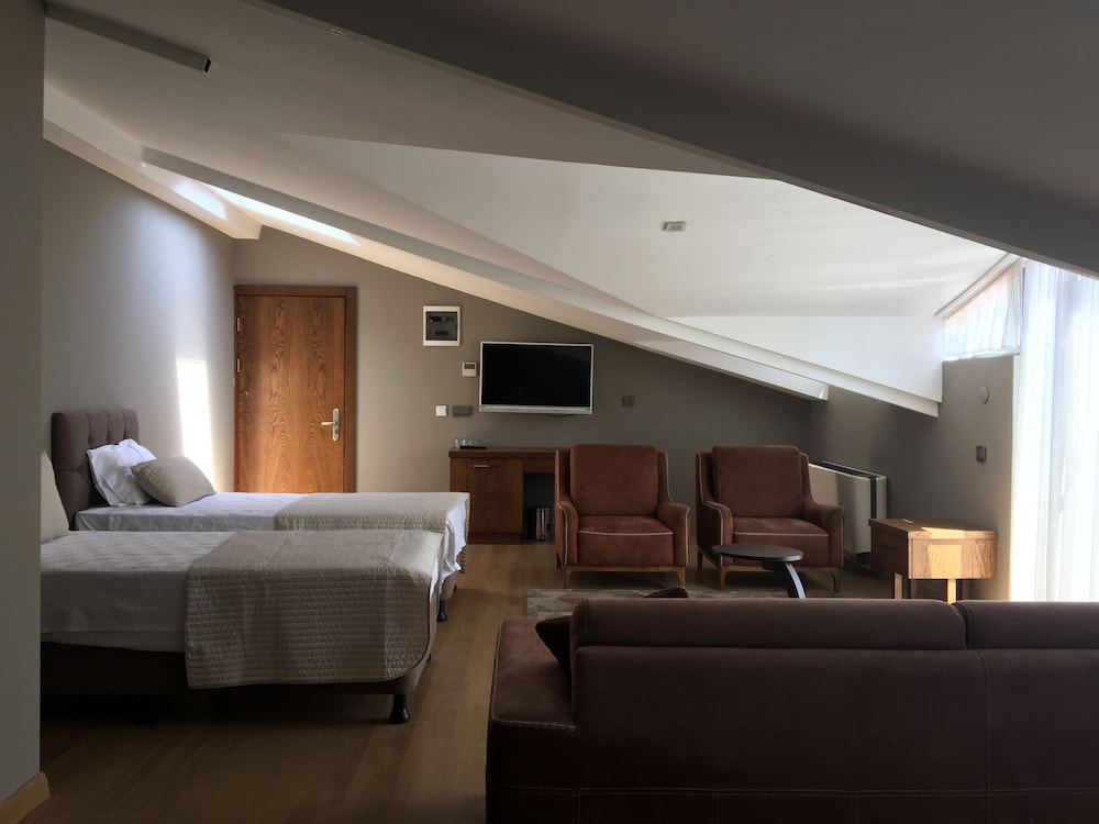 The Elegant Hotel 21