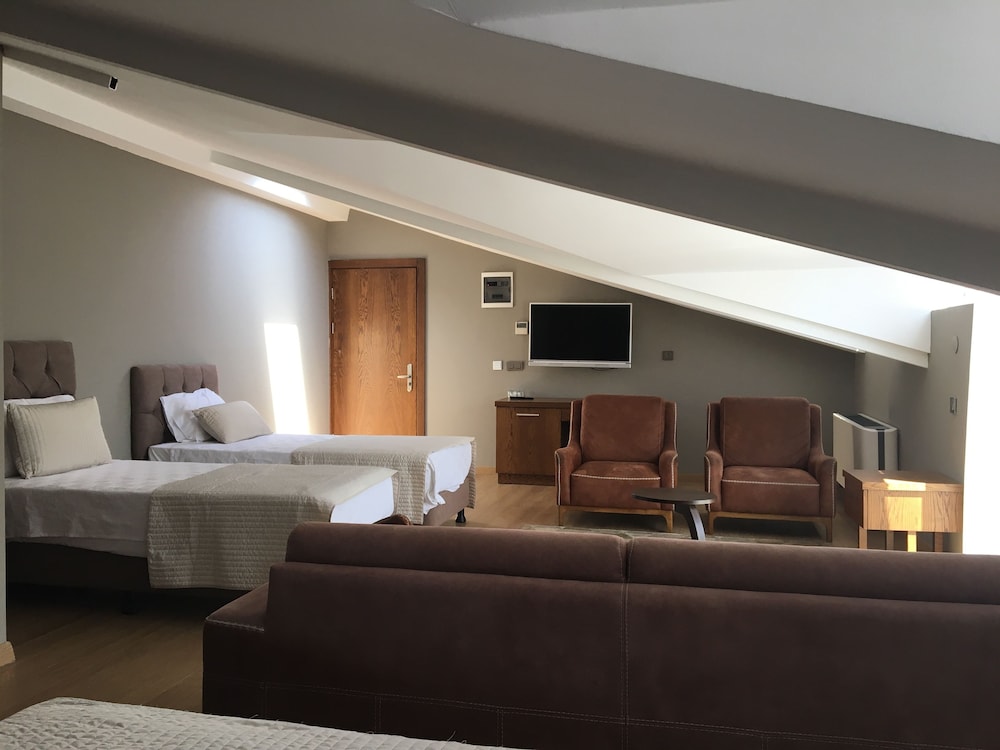The Elegant Hotel 20