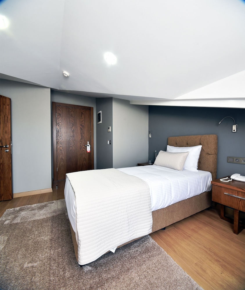 The Elegant Hotel 18