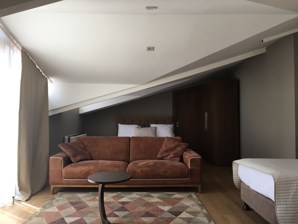 The Elegant Hotel 22