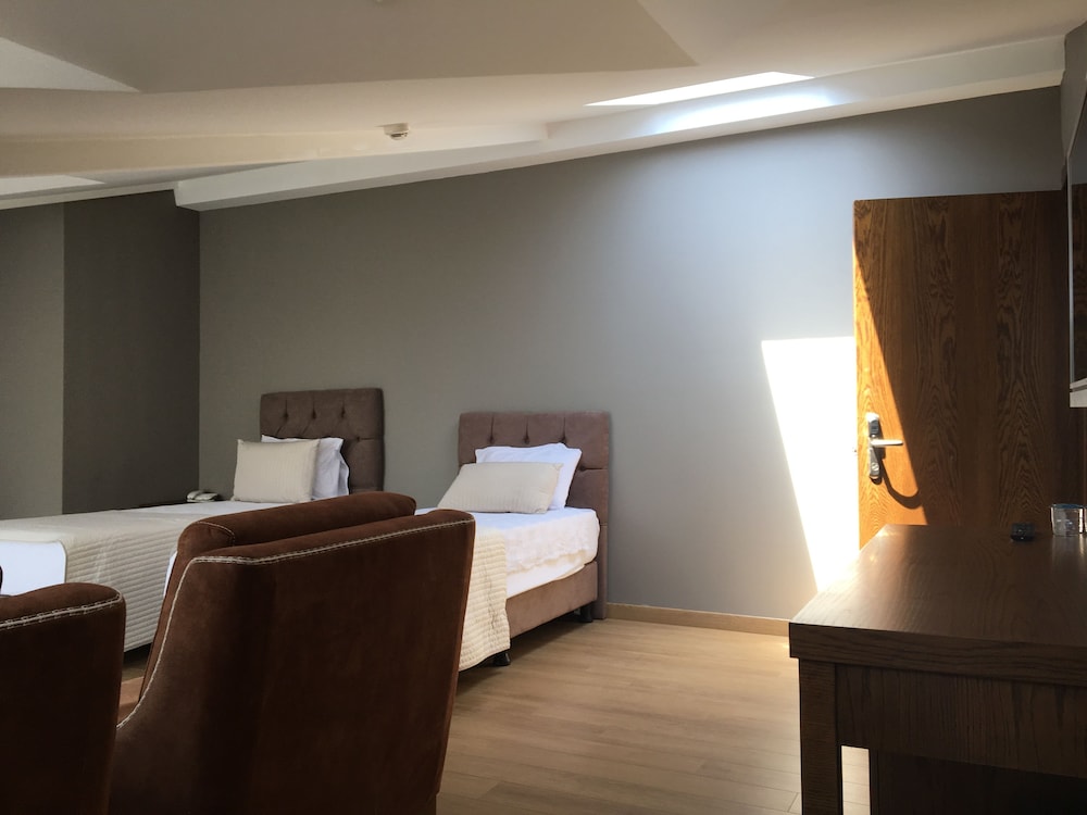 The Elegant Hotel 19