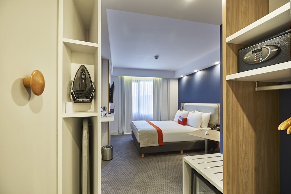 Holiday Inn Express Istanbul - Atakoy Metro 20