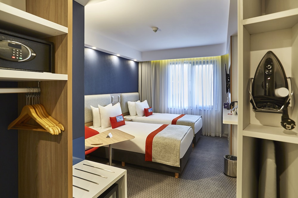 Holiday Inn Express Istanbul - Atakoy Metro 14