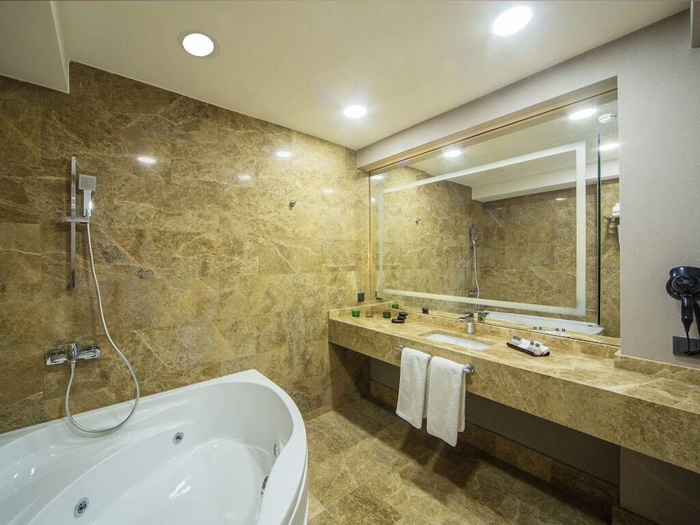 The City Suites 19