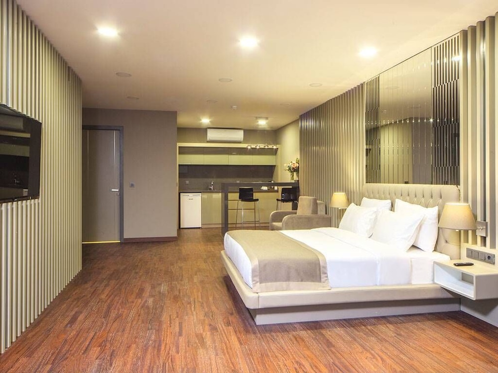 The City Suites 18