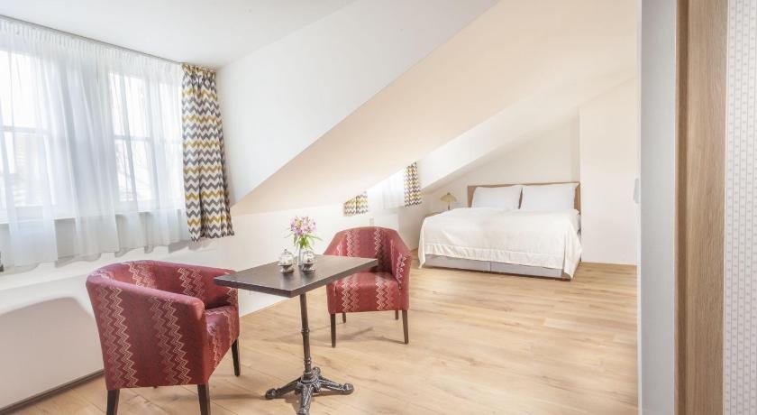 Hotel At The White Lily 2