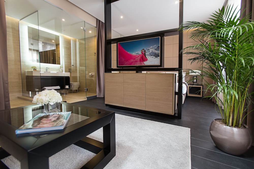 Dominic & Smart Luxury Suites Republic Square 1